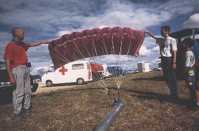 le paraplane dploy au sol lors de la campagne de Bourges